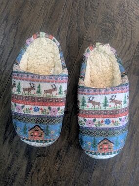 NWOT Natural Life Sherpa Slippers - Cabin/Moose Print